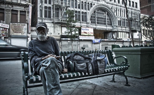 800px-Homeless_man_los_angeles-terabass_539_332_c1